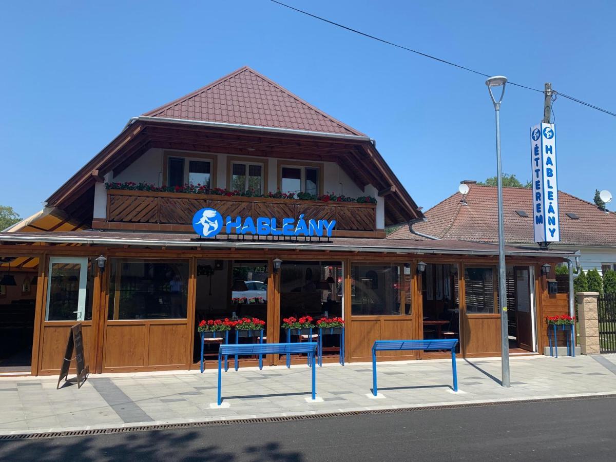 Bed and Breakfast Hableany Etterem, Pizzeria Es Vendeghaz Балатонмариафюрдё Экстерьер фото